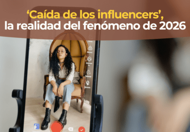Creador de contenido grabando con el móvil en un evento sobre marketing de influencers