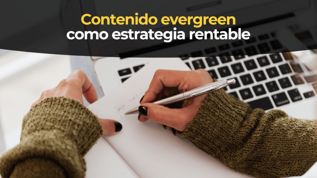 Persona planificando un calendario editorial con posts marcados como contenido evergreen y de actualidad