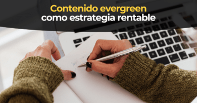 Persona planificando un calendario editorial con posts marcados como contenido evergreen y de actualidad