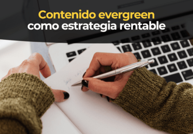 Persona planificando un calendario editorial con posts marcados como contenido evergreen y de actualidad