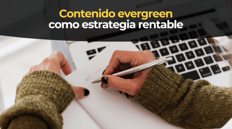 Persona planificando un calendario editorial con posts marcados como contenido evergreen y de actualidad