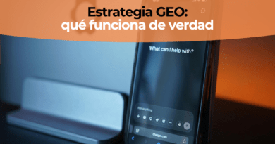 Usuario en fase de descubrimiento haciendo una búsqueda en un chat de IA