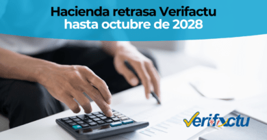 Factura de una tienda online con código QR adaptada a Verifactu en la pantalla de un portátil
